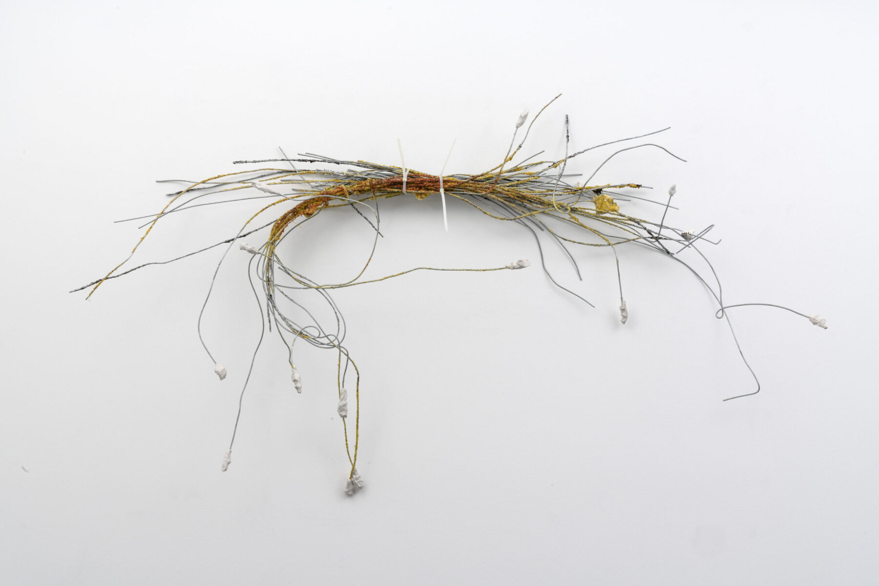 Martin Kähler, A hand full, iron wire, cable ties, pigment, sawdust, 137x203x49 cm, 2025, price on request