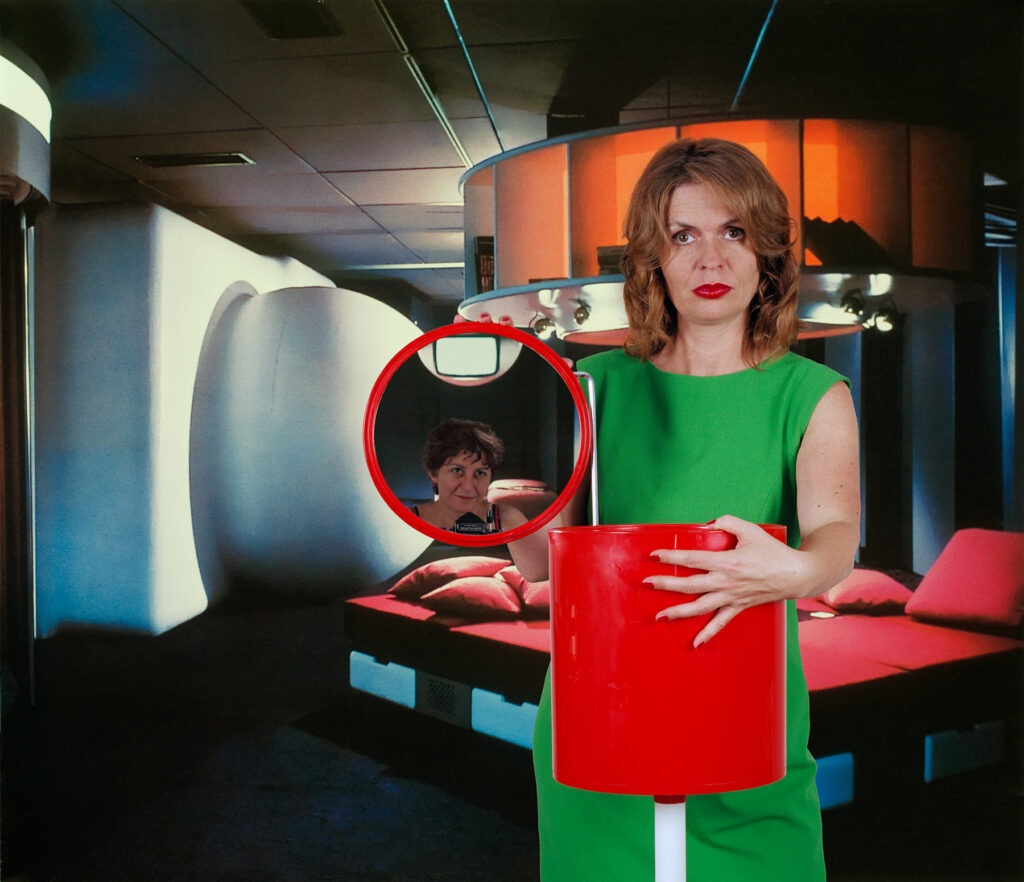 Tina Bara, Alba D'Urbano, Die Kunst und das Schöne Heim: Schminktonne, inkjet print on fine art paper, 24x30 cm, 2004-2006